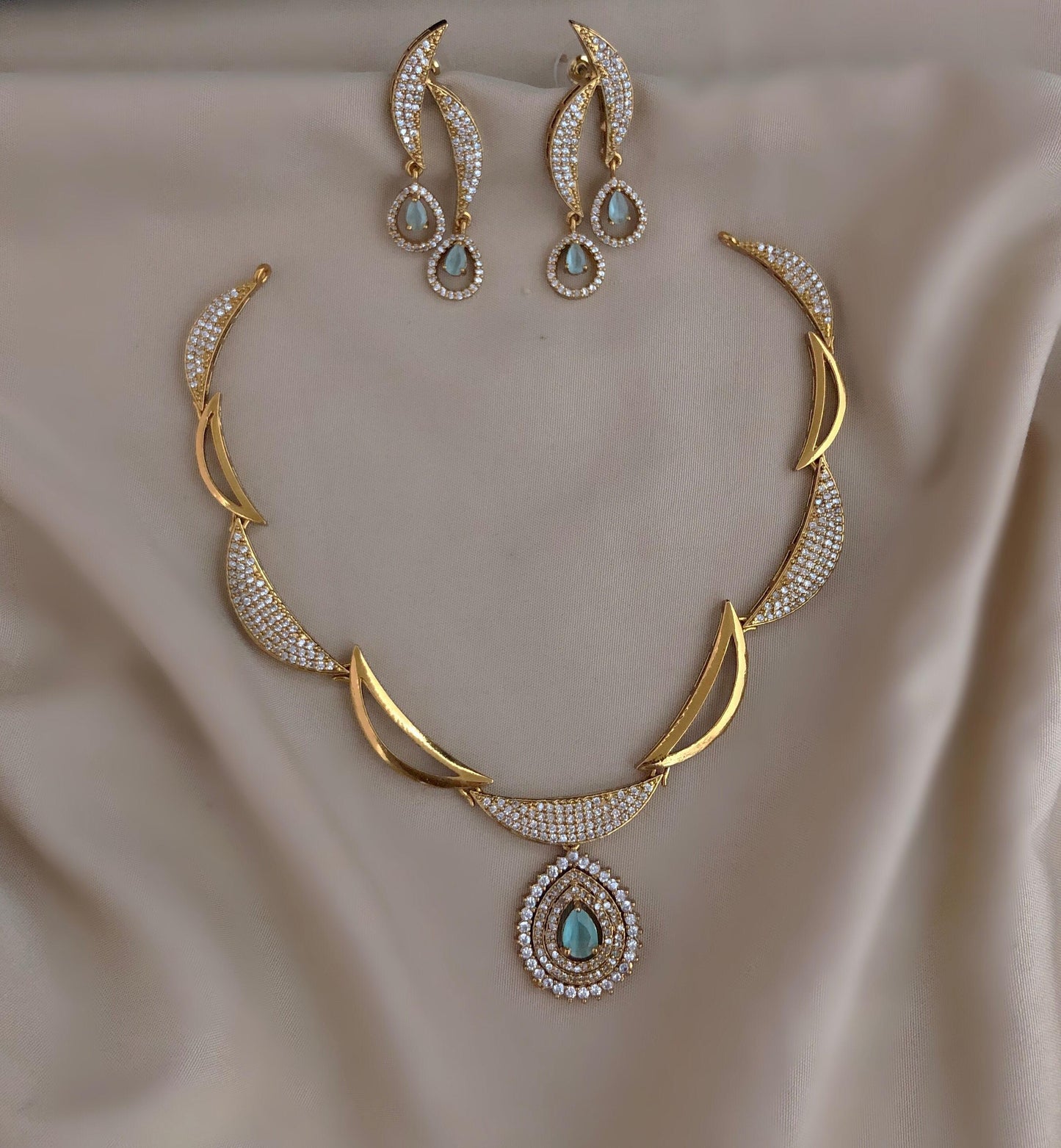 Luxe Gleam Necklace Set